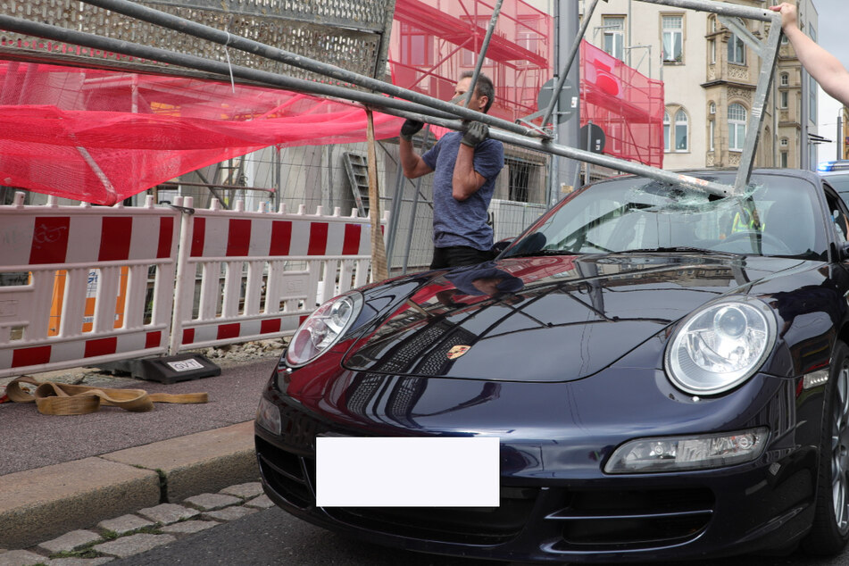 Ein kleines Wunder, dass nicht mehr passierte, niemand verletzt wurde. Das Baugerüst durchschlug die Frontscheibe des Porsche.