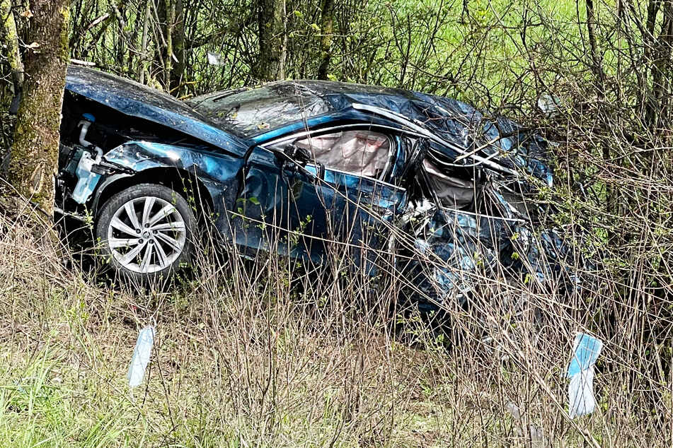 Ein Autofahrer kam am Sonntag von der Fahrbahn der A3 ab, überschlug sich mit seinem Wagen und blieb in einer Baumgruppe stecken.