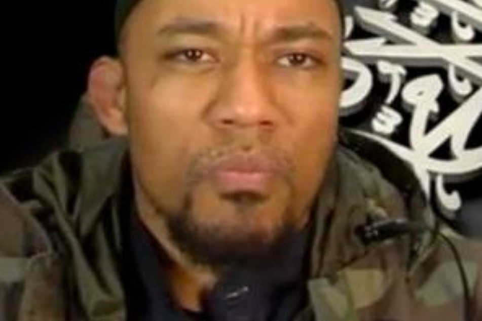 Der Screenshot vom 04.11.2014 eines auf Twitter veröffentlichten Fotos zeigt den früheren Berliner Rapper und Radikalislamisten Denis Cuspert (alias Deso Dogg bzw. Abu Talha al-Almani).