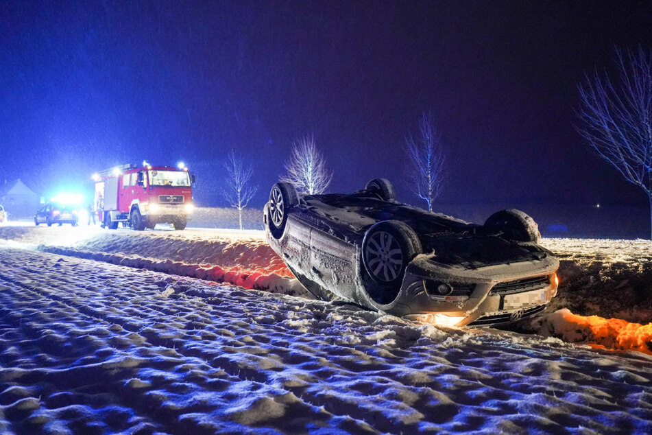 Verschneite Straßen: VW überschlägt sich auf der B6