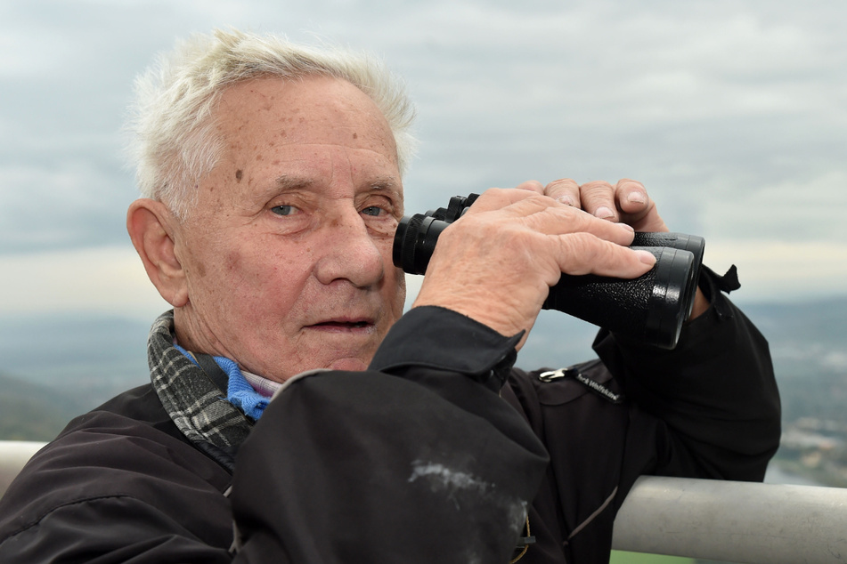 Anwohner Peter Berthold (82) ging früher als Kurierfahrer im Fernsehturm ein und aus. Er plädiert für eine Bimmelbahn, die Touristen zum Tele-Spargel bringt.