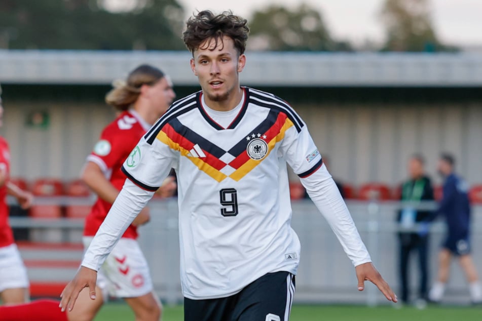 HSV-Youngster Otto Stange (19) hat im ersten Spiel der DFB-Junioren bei der U19-Europameisterschaft gegen Dänemark doppelt getroffen.