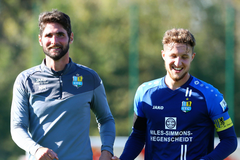 Co-Trainer Niklas Hoheneder (35, l.) beglückwünschte Interimskapitän Tim Campulka nach dem Schützenfest in Grimma.