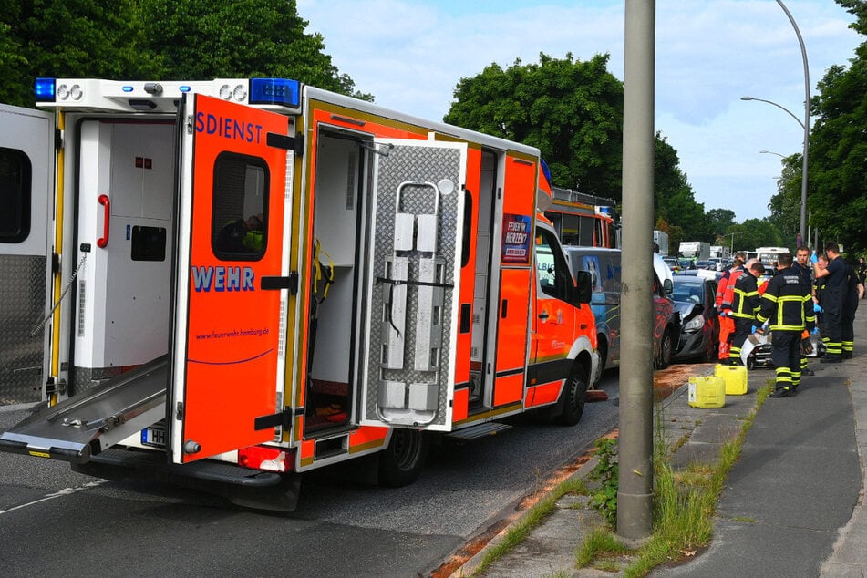 Ein Mann musste nach einem Frontalcrash in Hamburg-Fischbek reanimiert werden.