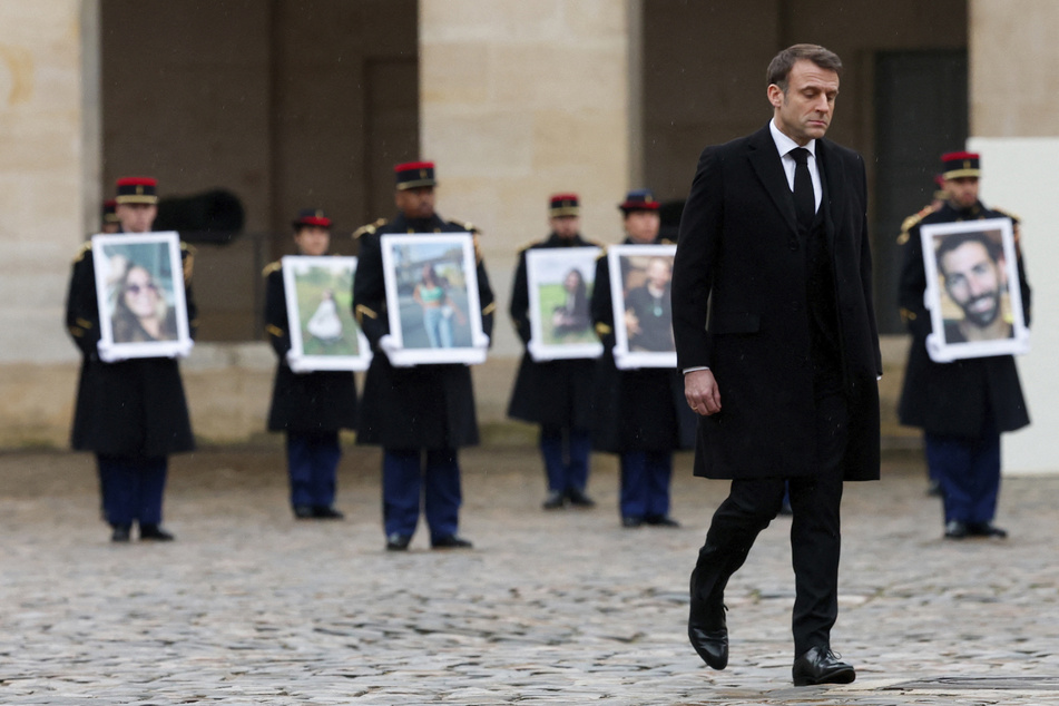 Bei einer Gedenkfeier wandte sich Frankreichs Präsident Emmanuel Macron (46) an die Bevölkerung.