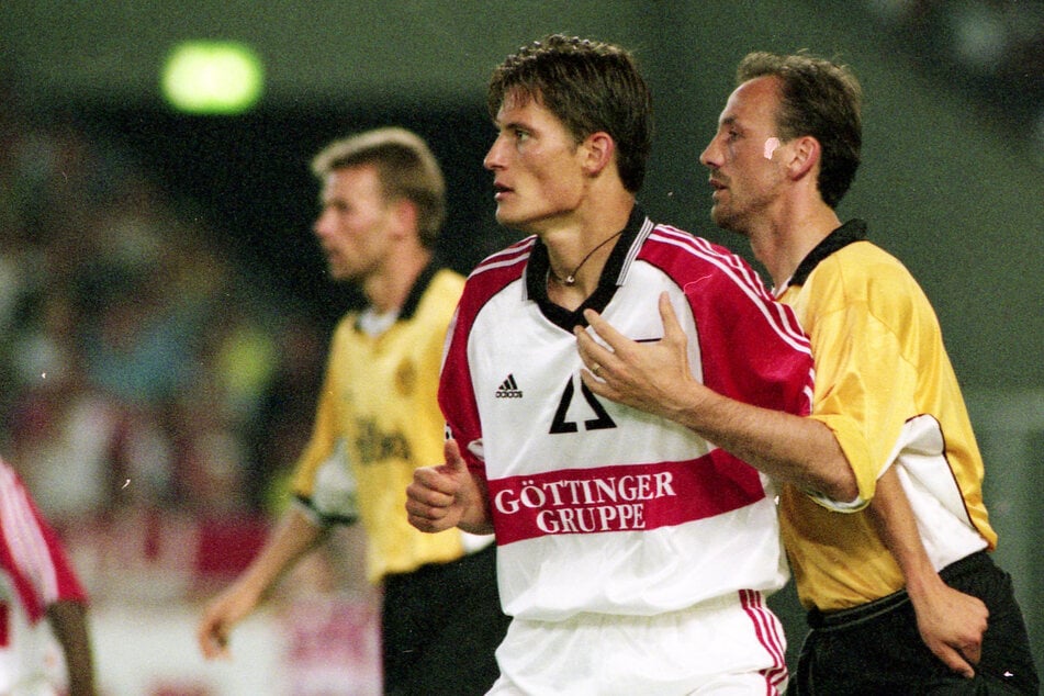 Blessin absolvierte zehn Pflichtspiele für den VfB. Hier ist er im Duell mit BVB-Kante Jürgen Kohler.
