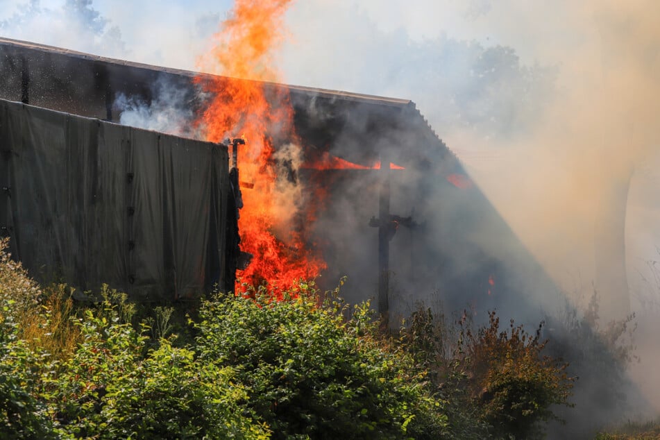 Beim Eintreffen der Feuerwehr brannte das Gebäude in voller Ausdehnung.