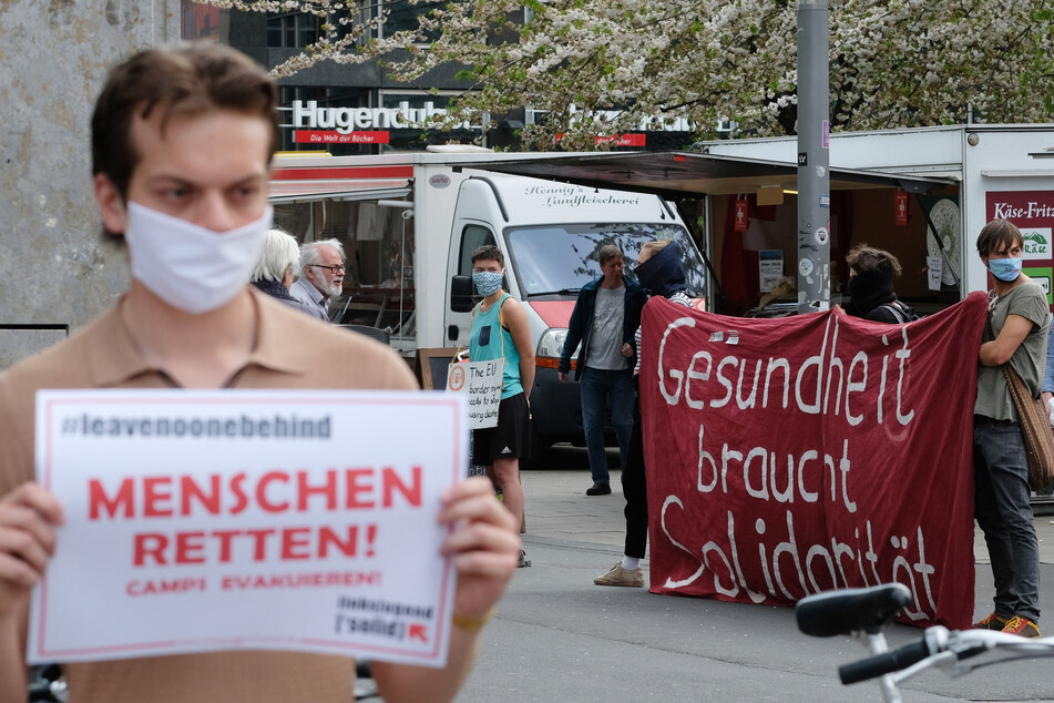 Demos sind - wie hier in Leipzig mit der Kampagne #leave no one behind - möglich. Aber nur unter strengen Auflagen.