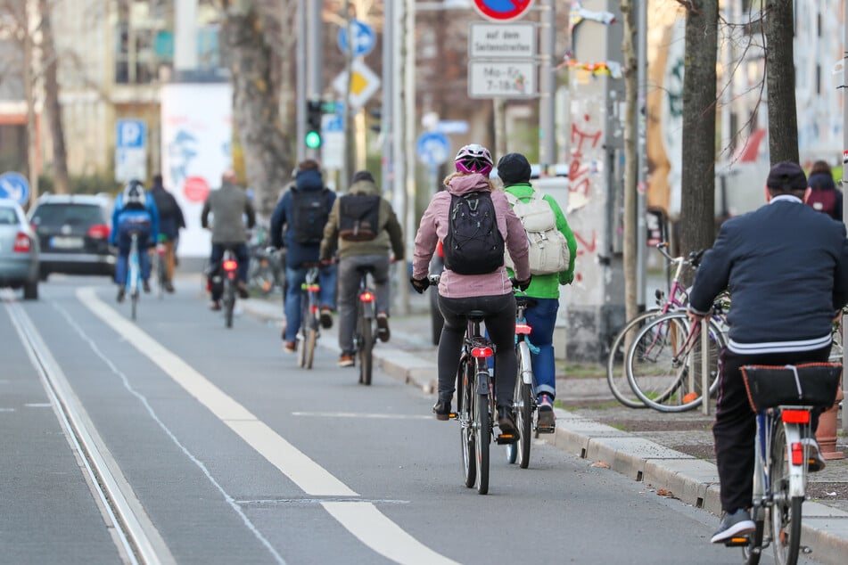 Zwei Radfahrer knallten auf einem Leipziger Radweg frontal gegeneinander. (Symbolbild)