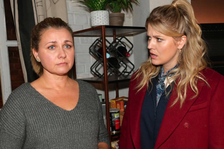 Alicia (r.) erfährt, dass ihr Vater ihre Mutter erpresst.