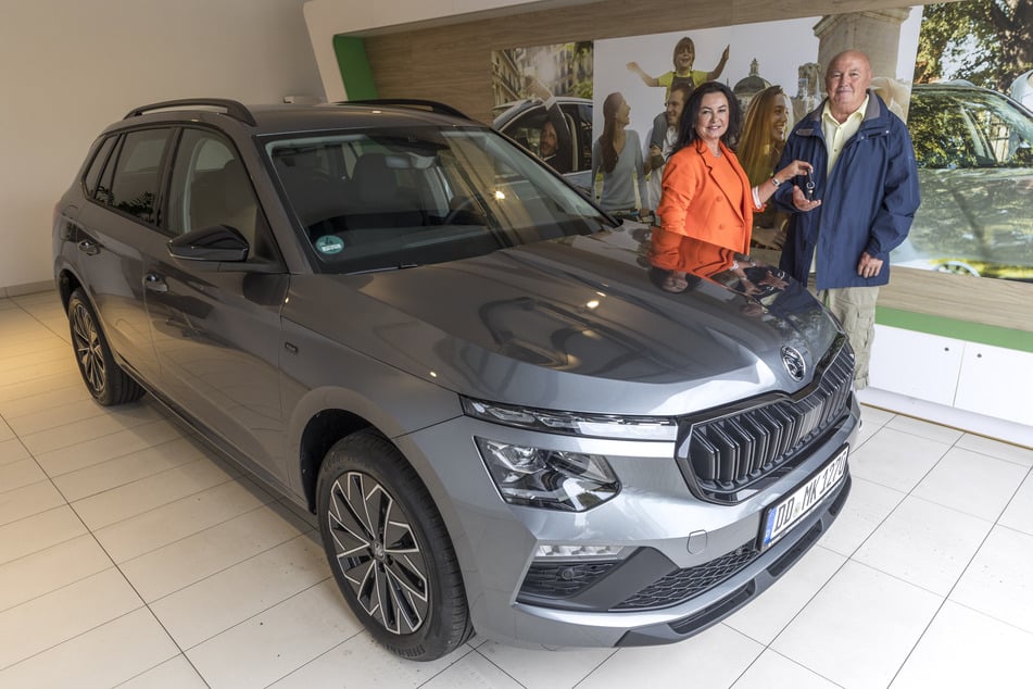 Simone Rüdiger (53, l.) übergibt Klaus Heller (73) seinen zehnten Skoda.