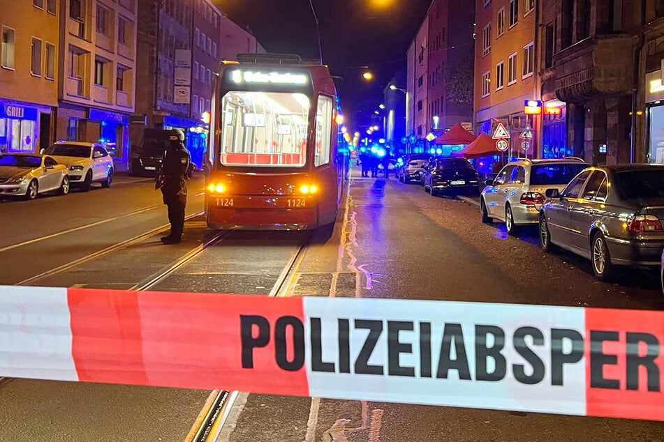 Nach den tödlichen Schüssen in Nürnberg im Oktober 2022, sucht die Polizei weiterhin nach dem Tatverdächtigen.