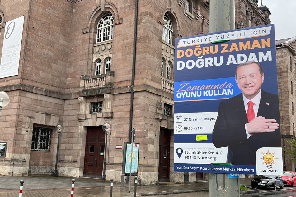 Ein Plakat in Nürnberg wirbt für Recep Tayyip Erdoğan (69) bei der Türkei-Wahl.