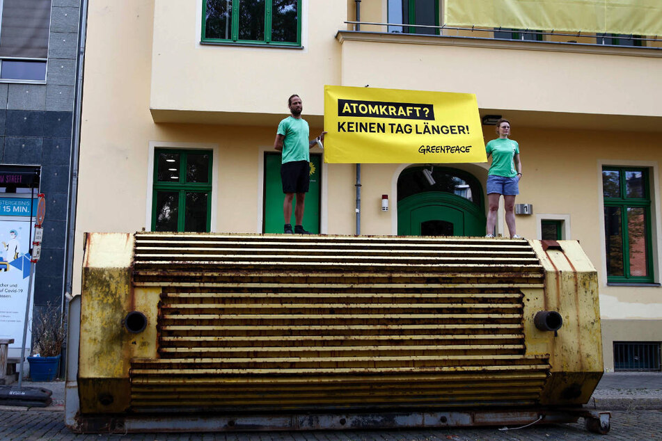 Zwei Greenpeace-Demonstranten protestieren vor der Grünen-Zentrale in Berlin gegen eine mögliche Laufzeitverlängerung der Atomkraftwerke in Deutschland.