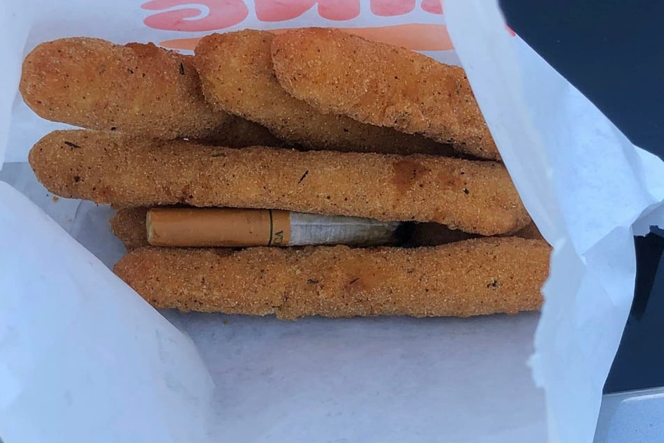 Mitten in der Portion Chicken Fries steckte eine halb abgebrannte Zigarette.
