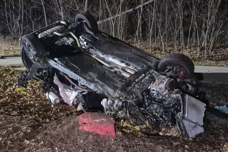 Der Skoda ist schwer beschädigt auf dem Dach liegengeblieben.