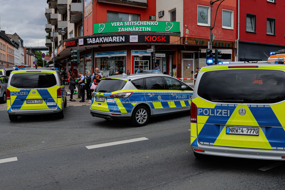 Der Tatort auf der Straße "Schwarzbach" in Wuppertal-Oberbarmen war für die Dauer des Einsatzes für Fahrzeuge gesperrt.