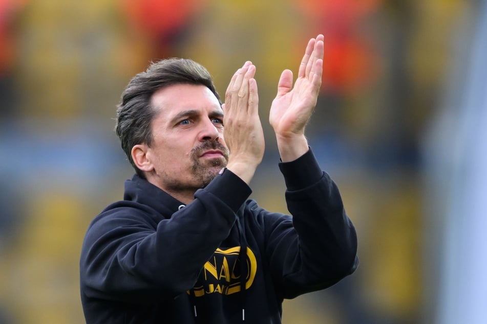 Ein Dank und Applaus für die Fans: Dynamo-Trainer Thomas Stamm.