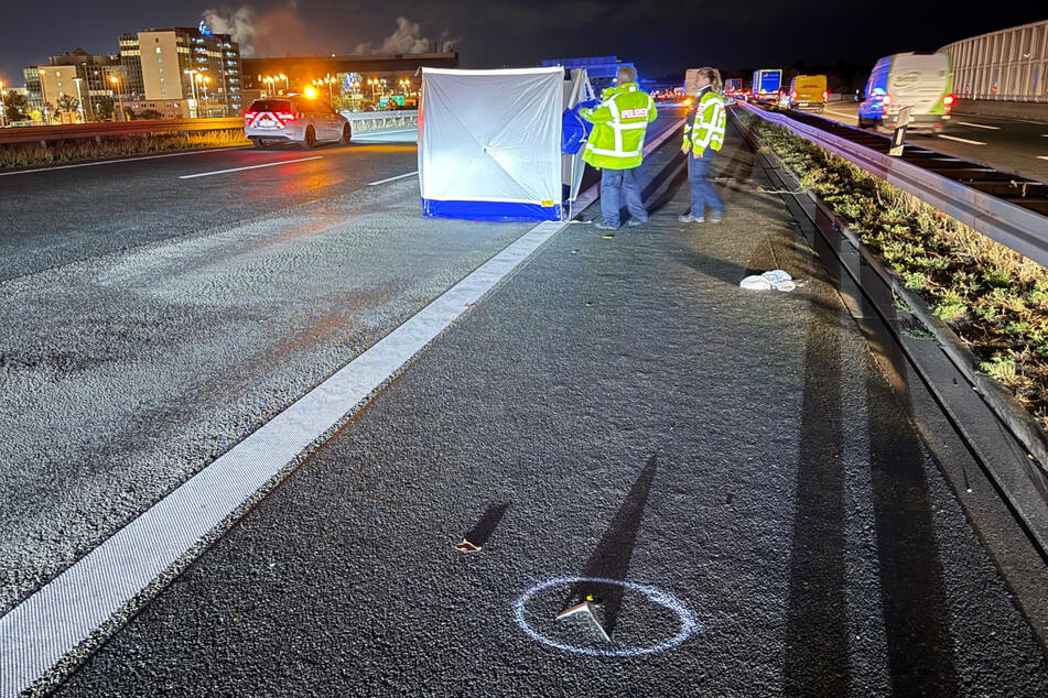 Auf der A3 wurde ein Fußgänger von einem Lastwagen erfasst und tödlich verletzt.