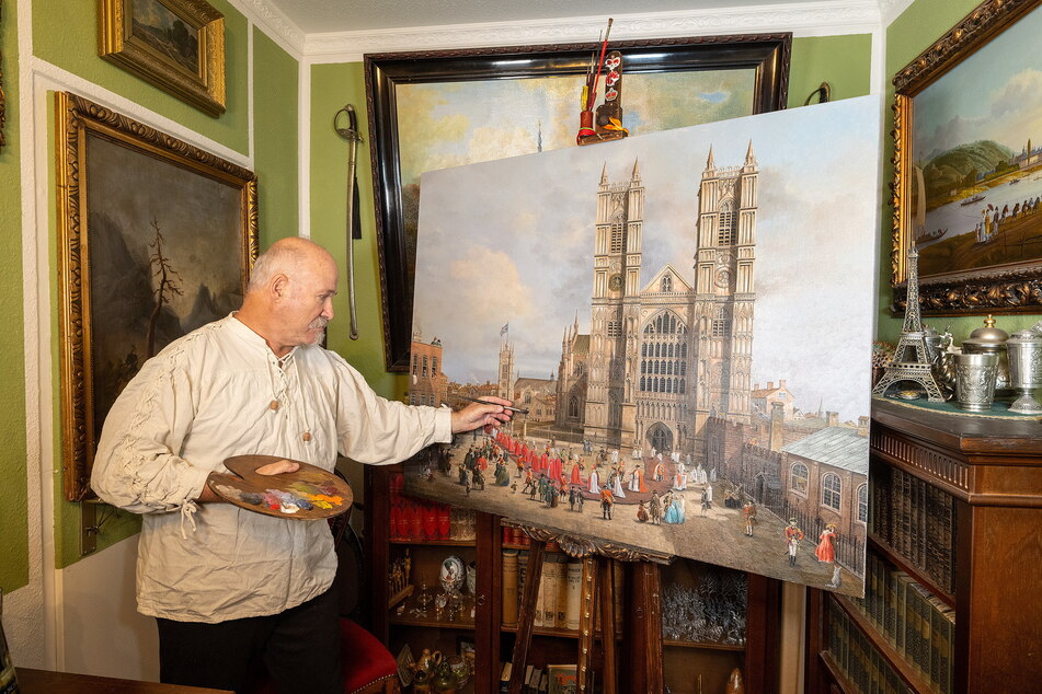 Roland Schwenke bei der Arbeit am Londoner Bild mit Westminster Abbey. Rund 150 Personen sind darauf zu sehen.