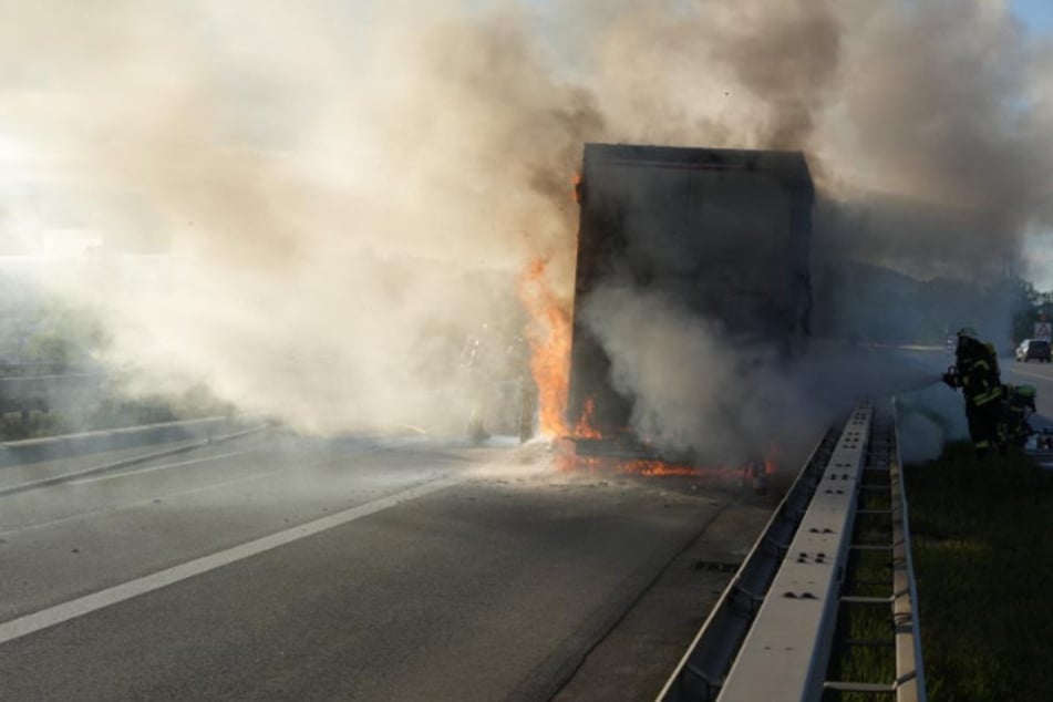 Der Hänger des Lkws ging in Flammen auf.
