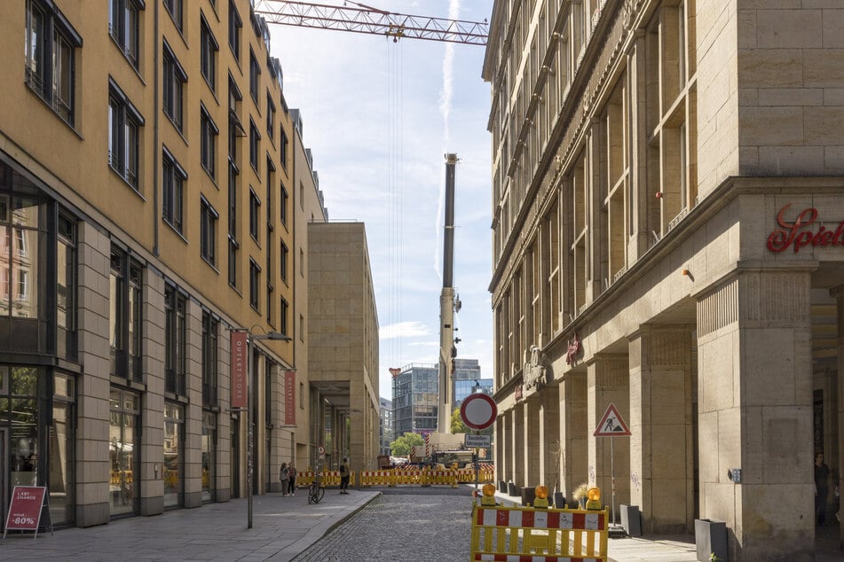 Das einstige C&amp;A-Kaufhaus auf der Seestraße wird einem Umbau unterzogen. Dabei fällt der Fassadenvorsprung zur Wiederherstellung der Sichtachse weg.
