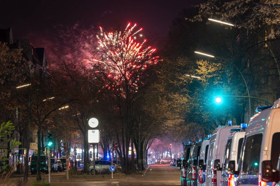 In der vergangenen Silvesternacht sind erneut Einsatzkräfte von Polizei und Feuerwehr Opfer von Pyro-Attacken geworden.