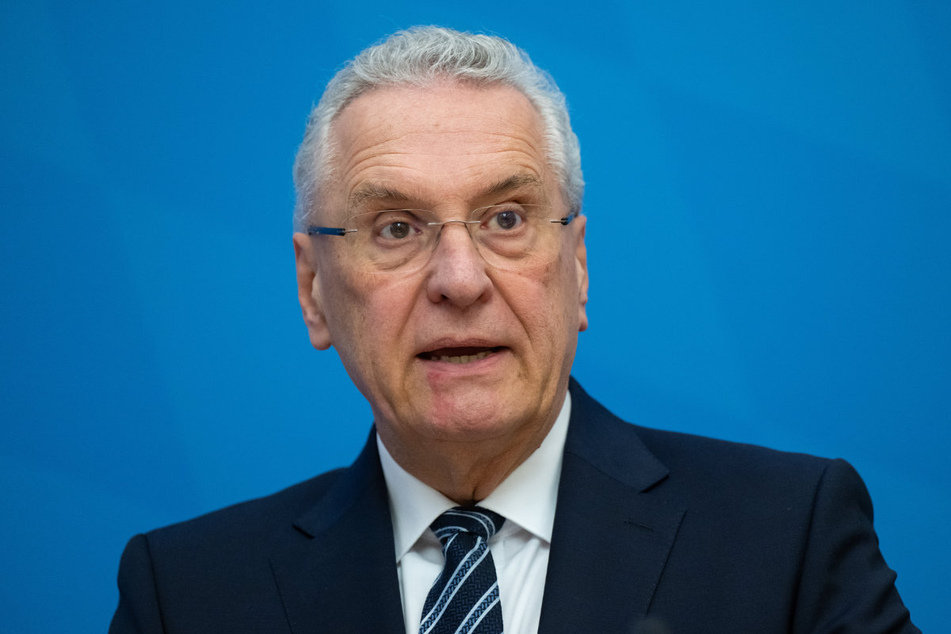 Bayerns Innenminister Joachim Herrmann (66) rechnet in diesem Jahr mit "weit über 300.000" neuen Asylanträgen.