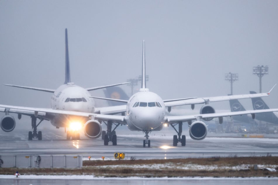 Am Dienstagnachmittag musste wegen des starken Schneefalls der Flugbetrieb am Frankfurter Flughafen zeitweise eingestellt werden. (Archivbild)