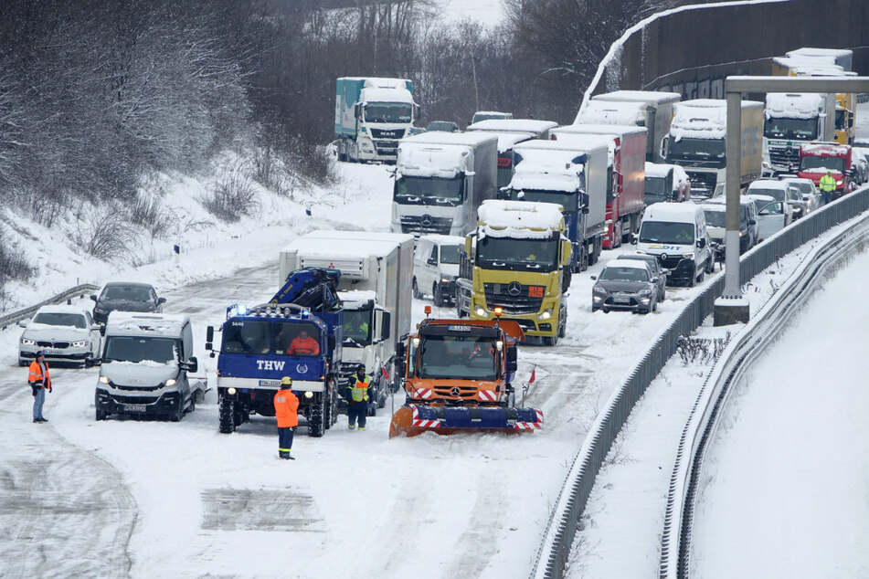 Schnee-Infarkt auf der Autobahn: Hunderte Laster schleppten die Helfer des THW auf der A4 den Brabschützer Berg hinauf.