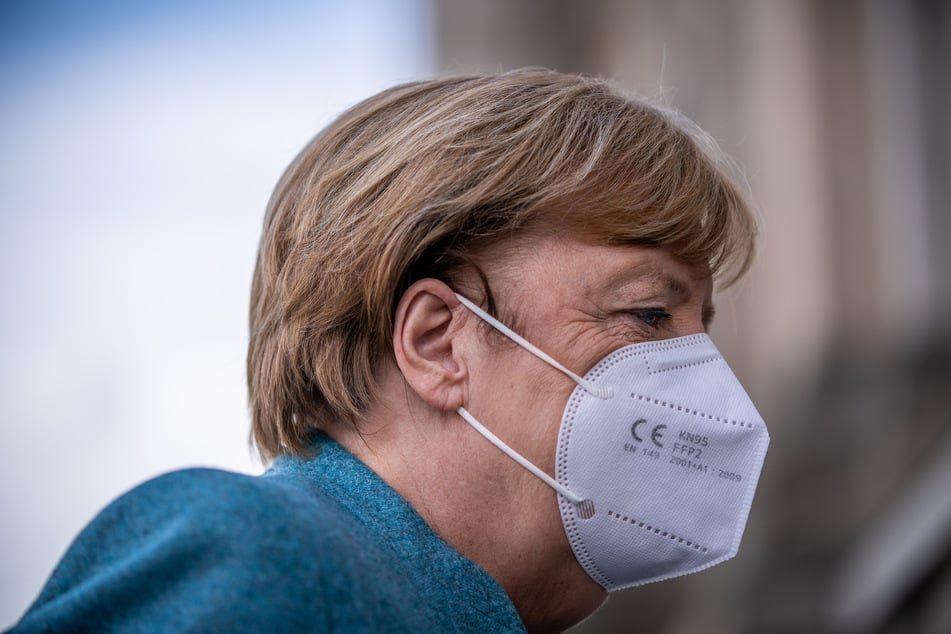 Bundeskanzlerin Angela Merkel (CDU) kommt mit Maske zur Sitzung der Unions-Bundestagsfraktion am Reichstagsgebäude an.