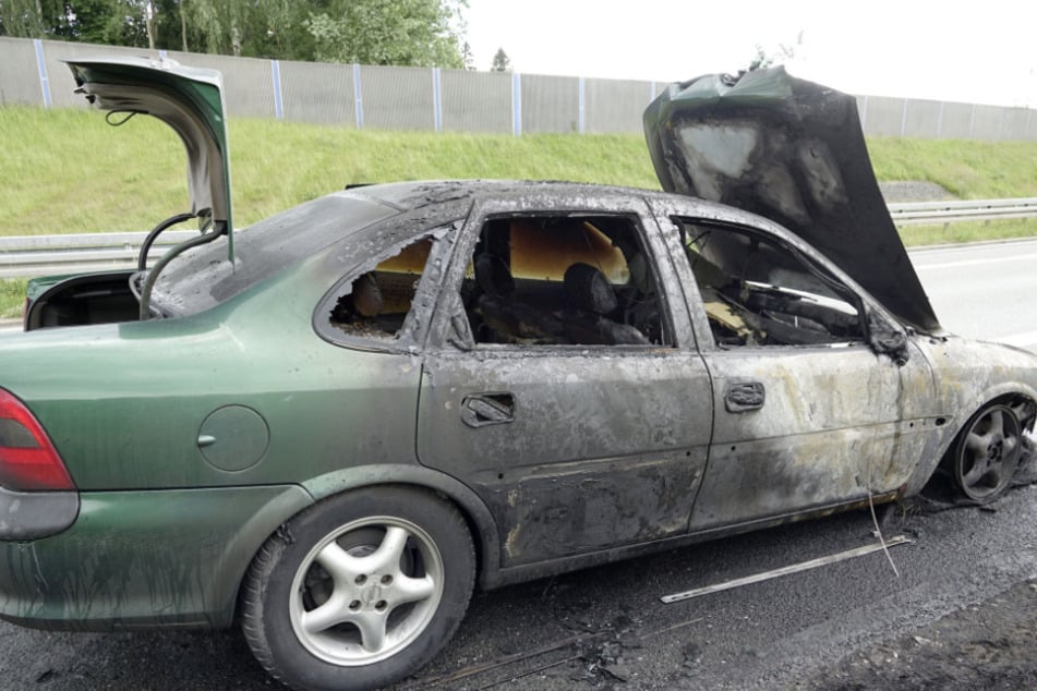 Chemnitz: Opel gerät in Brand, vier Personen verletzt