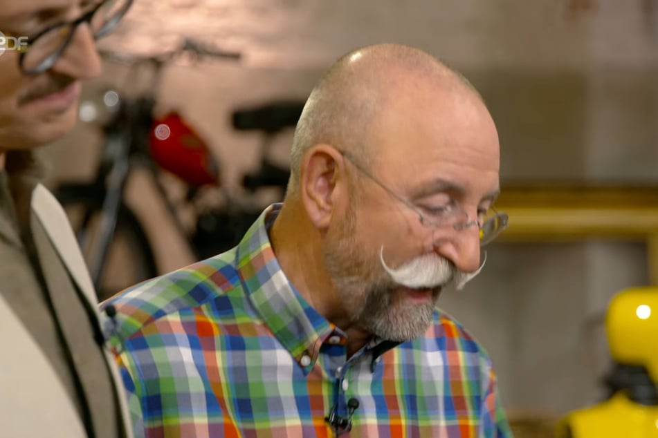 Moderator Horst Lichter (63) beömmelt sich bei "Bares für Rares" über seinen eigenen Witz.