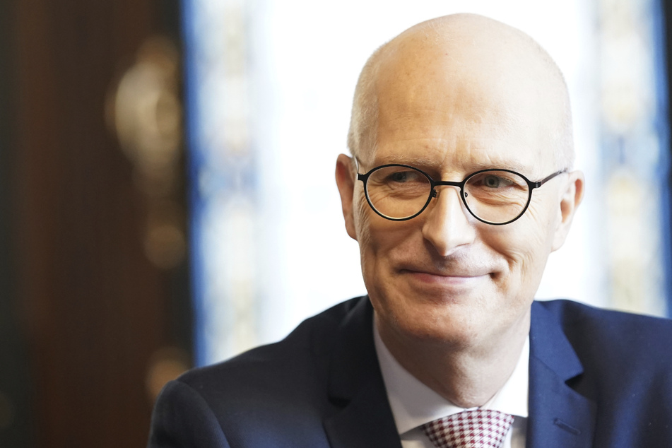 Bürgermeister Peter Tschentscher (55, SPD) kündigt weitere Einschränkungen an.
