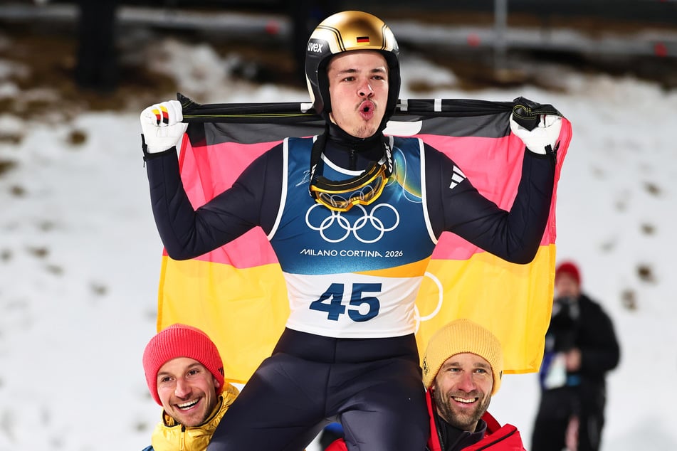 Philipp Raimund wird nach seinem Gold-Triumph von seinen Teamkollegen Felix Hoffmann (l.) und Pius Paschke hoch leben gelassen..