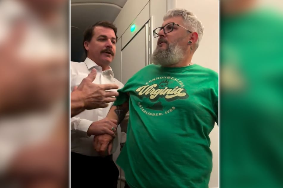 Der alkoholisierte Mann im grünen T-Shirt benahm sich auf einem Flug völlig daneben – nun wurde er von weiteren Flügen mit der Airline ausgeschlossen.