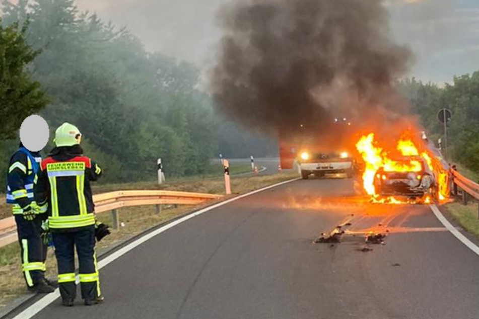 Der 28-jährige Autofahrer konnte seinen Audi noch von der Autobahn fahren, ehe der Wagen in Flammen aufging.