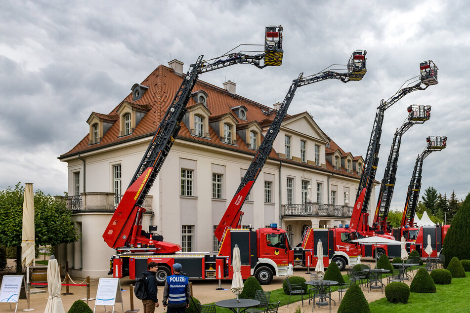 Fünf auf einen Streich: Sachsens Feuerwehren erhalten Drehleiter-Rabatt