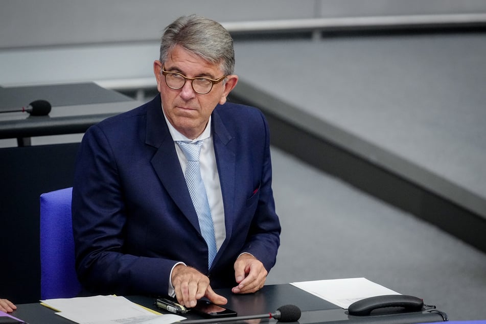 Auch Kulturstaatsminister Wolfram Weimer (60) musste die Veranstaltung unverzüglich verlassen. Ein Todesfall war der Grund.