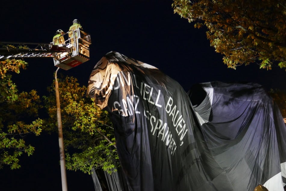 Mittels zweier Drehleitern wurde die Ballonhülle aus den Bäumen und einer Laterne entfernt.