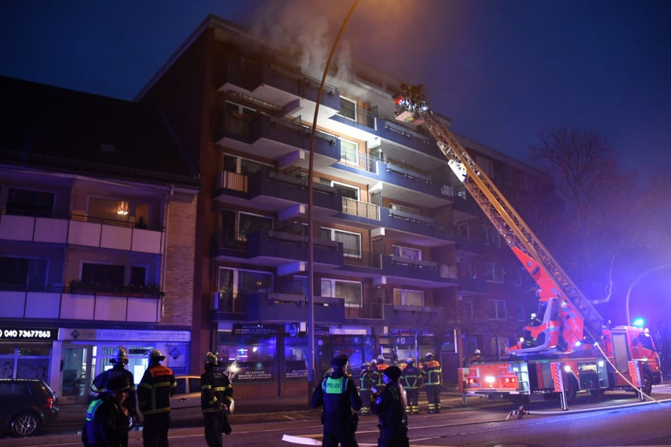 Hamburg: Brand in Billstedt: Feuerwehr rettet fünf Personen, darunter ein Kleinkind