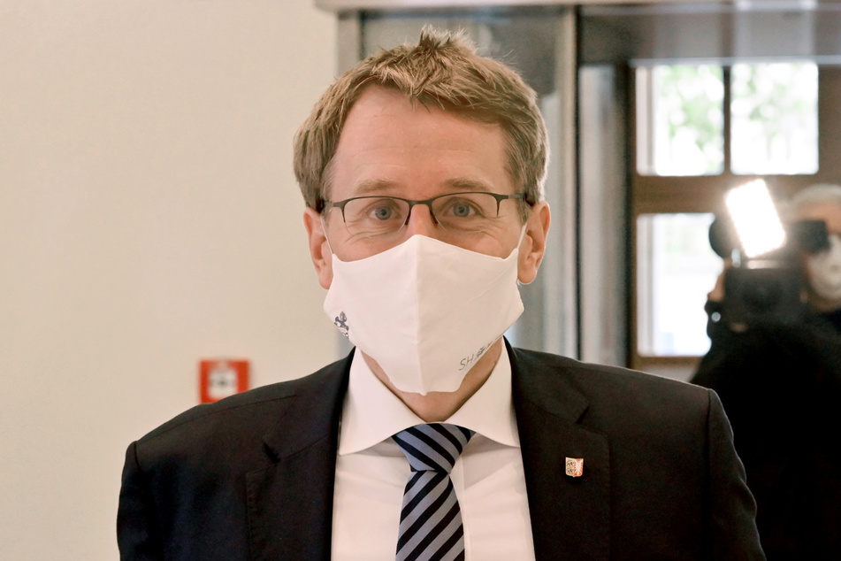 Daniel Günther (CDU), Ministerpräsident von Schleswig-Holstein, kommt mit einem Mund-Nasen-Schutz zur Landtagssitzung.