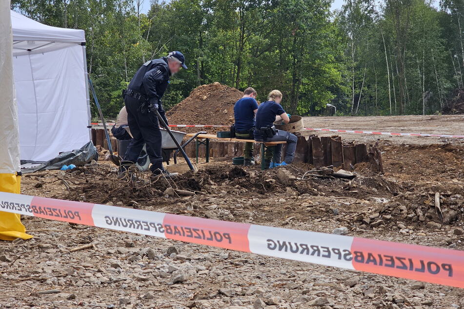 Auf dieser Baustelle an der Saarstraße in Zwickau wurden Ende August menschliche Knochen gefunden. Nun will die Polizei herausfinden, was es damit auf sich hat.