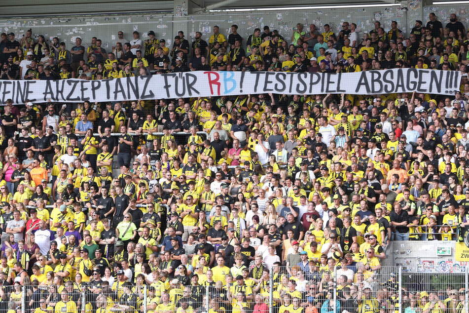 Selbst im BVB-Fanblock hing ein Banner mit der Aufforderung, das Testspiel bei RB in einer Woche abzusagen.