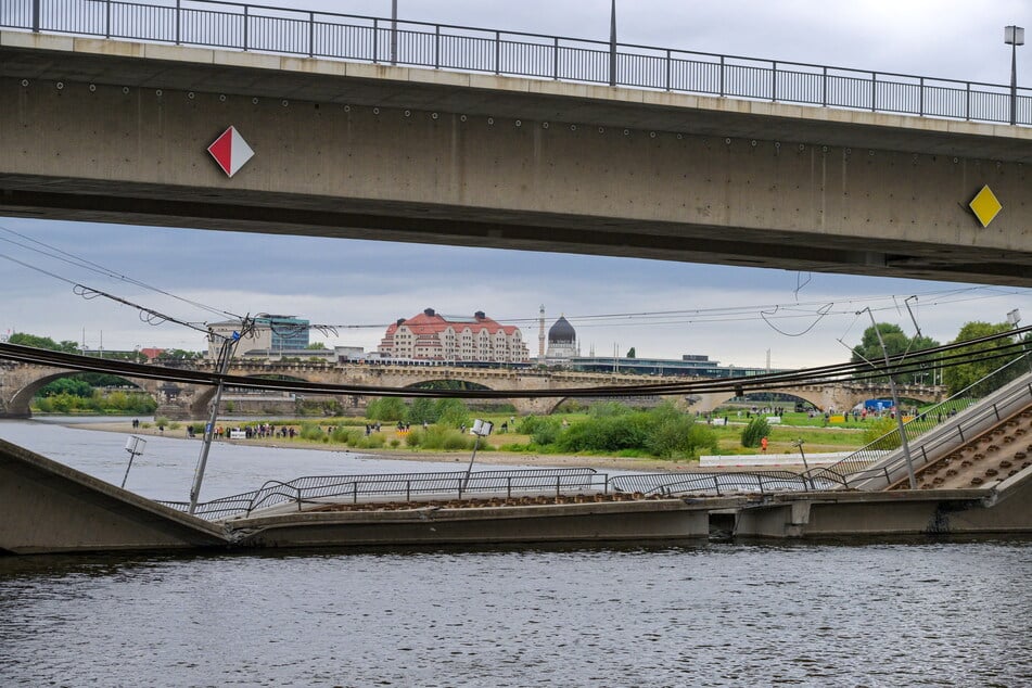 Die in der Elbe liegende Carolabrücke könnte bei einem Hochwasser das Wasser noch höher stauen.