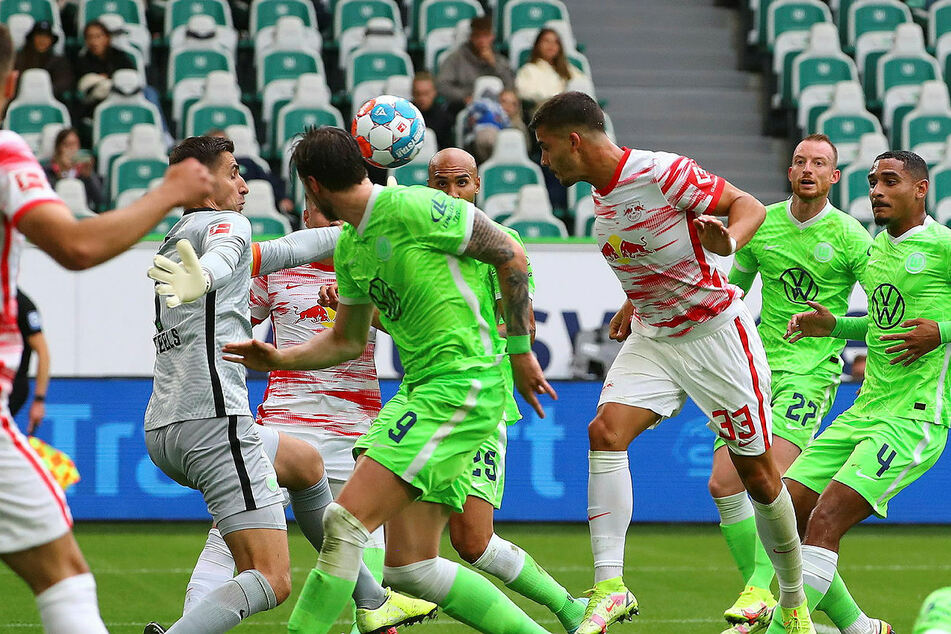 Silva (3.v.r.) köpfte Torhüter Koen Casteels (l., graues Trikot) aus nächster Nähe an den Schädel.
