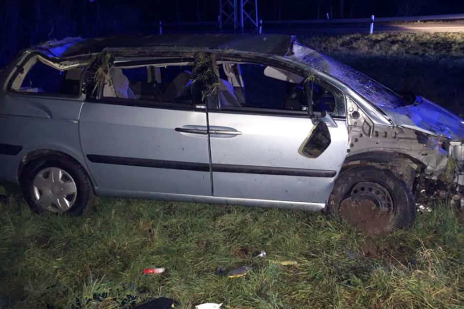 Das Foto zeigt einen schwer beschädigten Peugeot neben der B9 bei Worms.