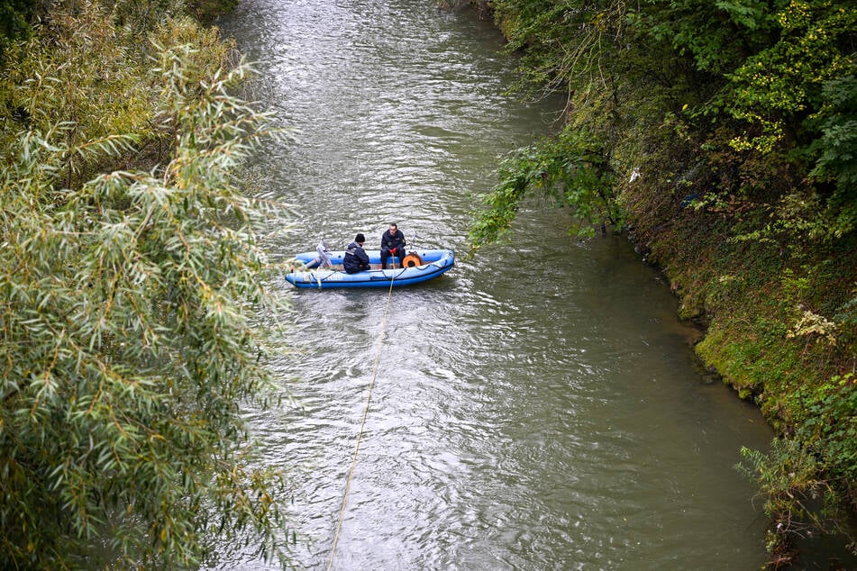 Mit dem Schlauchboot auf der Fils gingen die Polizeibeamten auf Spurensuche.