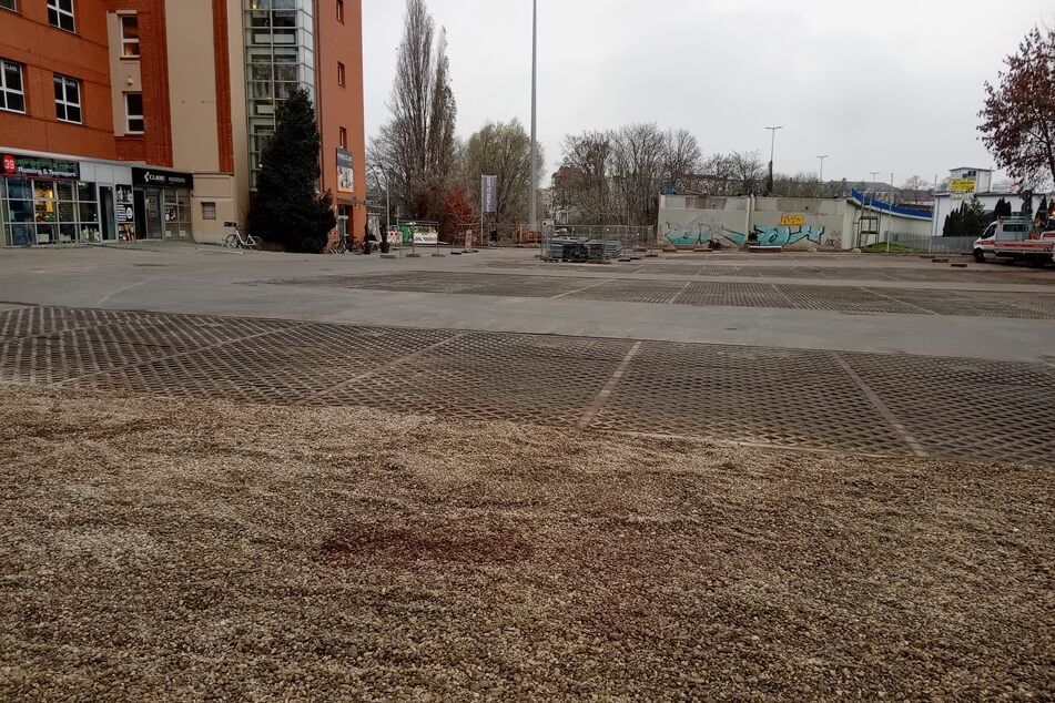 Fuß- und Radwege sowie ein Parkplatz müssen für den Brückenbau in der Halberstädter Straße gesperrt und umgeleitet werden.