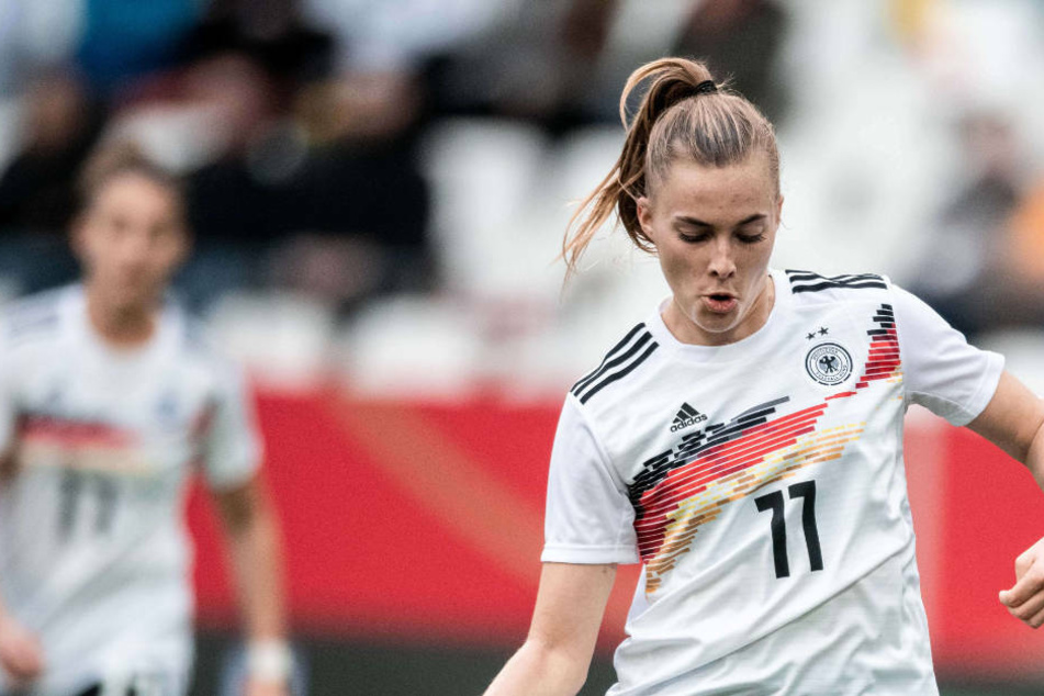Nicht unbedingt mehr Gehalt, aber bessere Strukturen wünscht sich Nationalspielerin Laura Freigang im deutschen Frauen-Fußball.